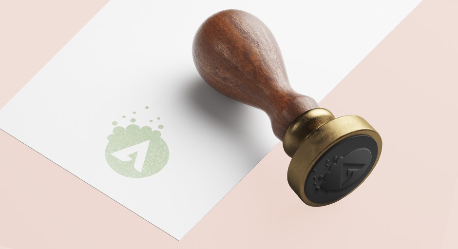 Stempelproduktion mit CO2 Laser, Holzstempel und ein gestempeltes Blatt Papier