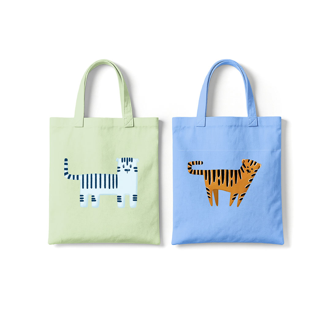 Mit Cartoon-Tieren im Siebdruck bedruckte Baumwolltaschen.