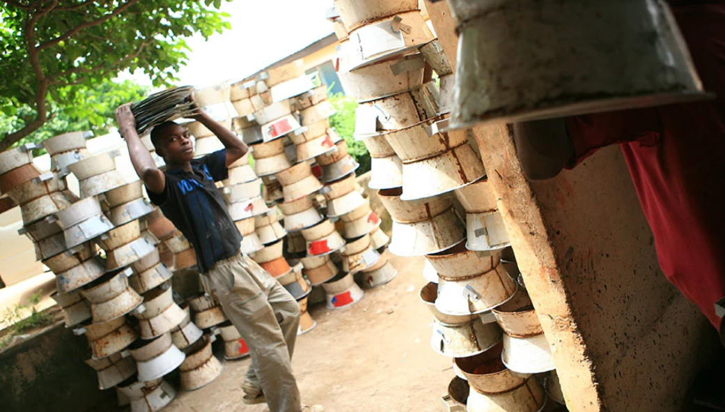 Die FLYERALARM Bilanz zum Weltumwelttag: Kochöfenproduktion in Ghana