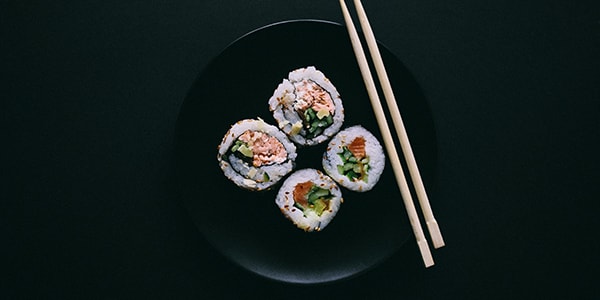 Sushi auf schwarzem Teller