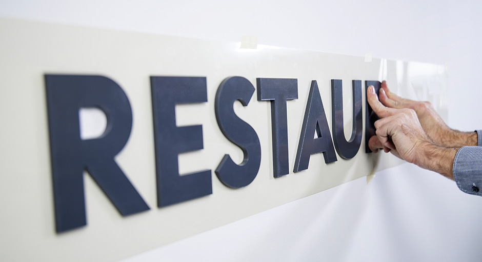 FLYERALARM Blog Titelbild Wandbuchstaben richtig anbringen