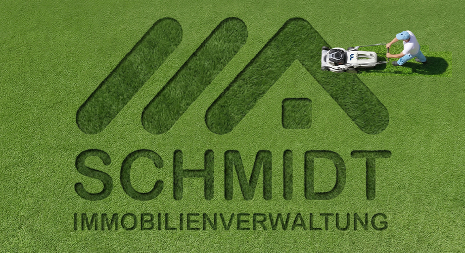 Mitarbeitender mäht Logo in grünen Rasen