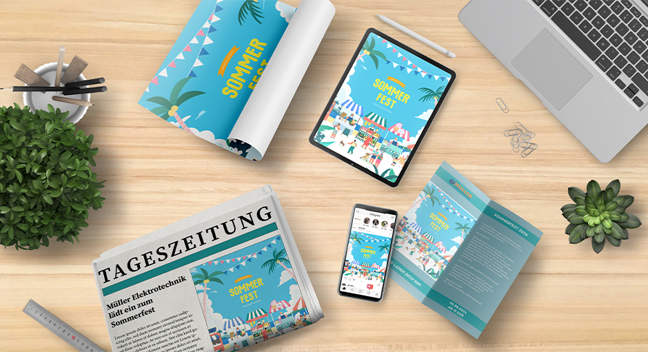 Verschiedene Werbemittel mit dem gleichen Kampagnenmotiv auf einem Tisch: Plakat, Zeitung, Tablet, Smartphone und Brosch&uuml;re