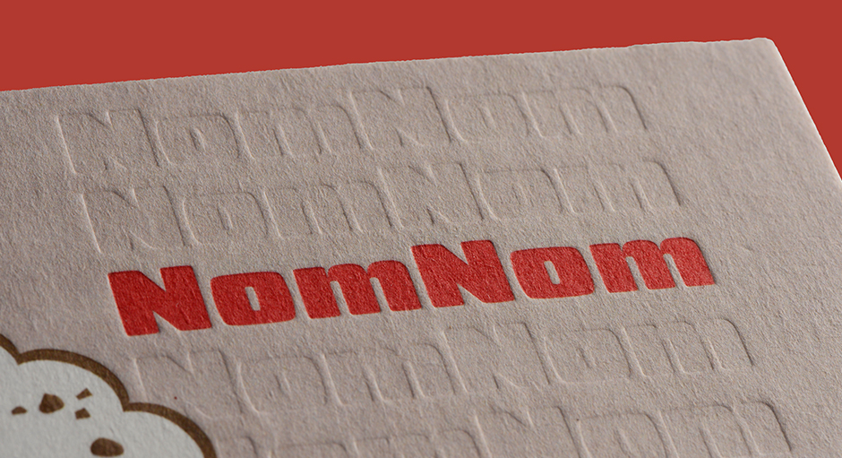 Haptik: Nahaufnahme eines Papiers mit Prägung