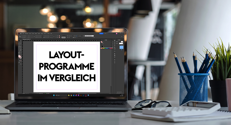 Ein B&uuml;roschreibtisch mit einem Laptop, auf dem Layoutprogramme verglichen werden