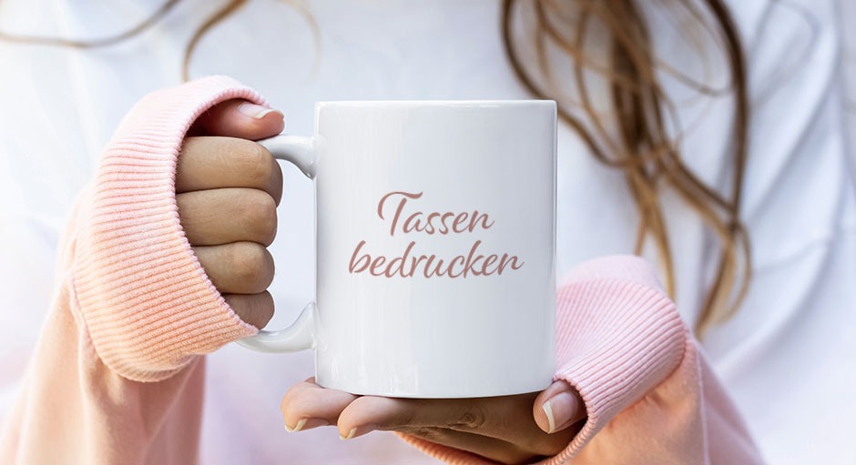 Frau hält Tasse