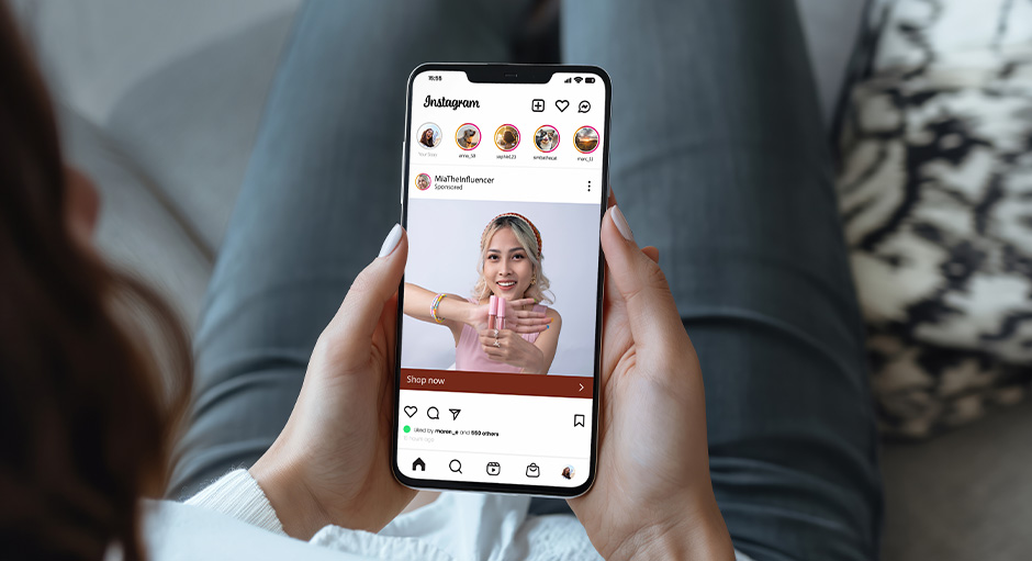 Smartphone mit ge&ouml;ffneter Meta Ad