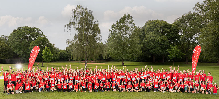 Großes Gruppenfoto der FLYERALARM Mitarbeitenden beim WUE2RUN 2023.