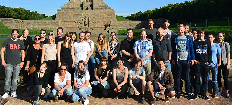 Gruppe von Auszubildenden vor dem Völkerschlachtdenkmal in Leipzig.