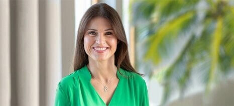 Porträt von Marietta Pütz, neue Chief Revenue Officer bei FLYERALARM, lächelnd vor neutralem Hintergrund.