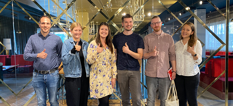 Sechs junge Erwachsene stehen nebeneinander und zeigen Daumen hoch in die Kamera.