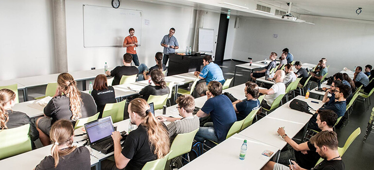 Blick auf Publikum während einer Vortragsveranstaltung.