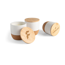 Kaarsen in mokken van keramiek